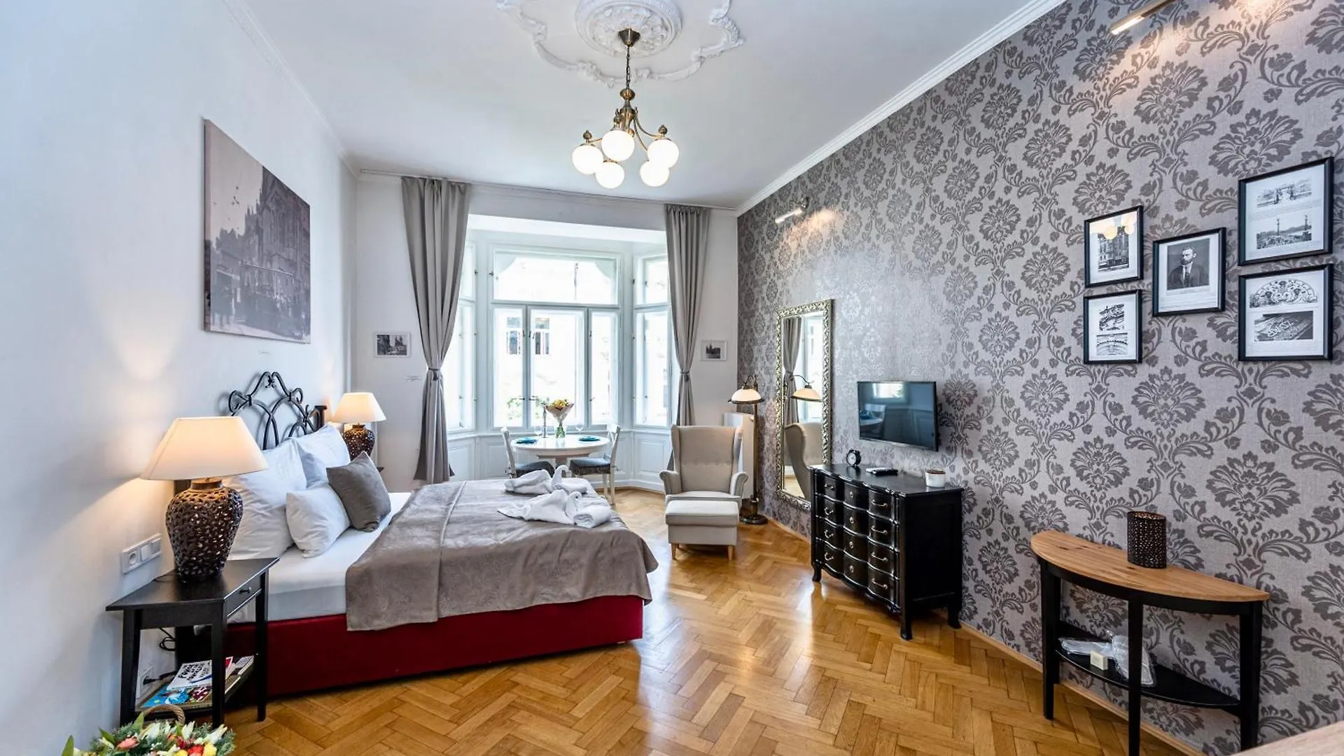 The Old Town Square & Parizska Apartments Prag Tjeckien