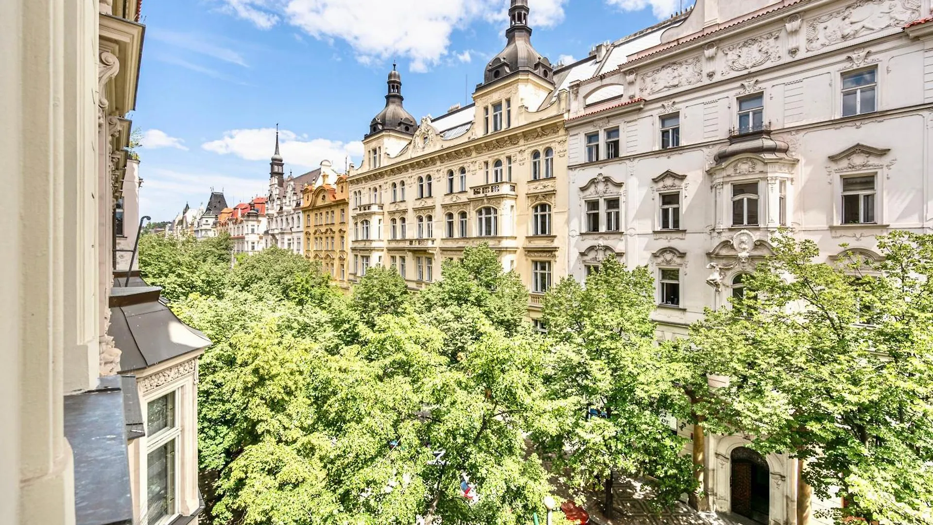The Old Town Square & Parizska Apartments Prague