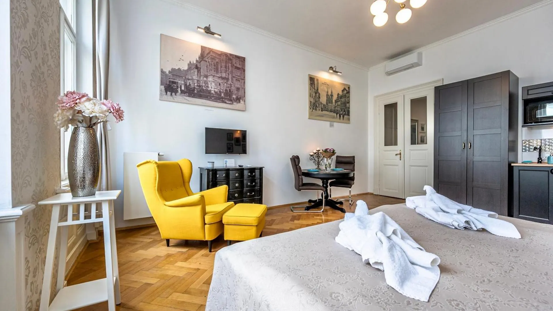 The Old Town Square & Parizska Apartments Praga
